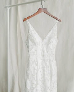 The lace wedding dress with spaghetti-strap-neck modern is charming and delicate - D1730 - POXI