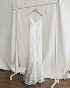 The lace wedding dress with spaghetti-strap-neck modern is charming and delicate - D1730 - POXI